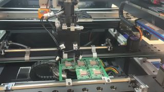 Tepsi PCB Freze Makinesinde PCBA Boşaltma ile Satır İçi PCB Depaneling Yönlendirici Makinesi